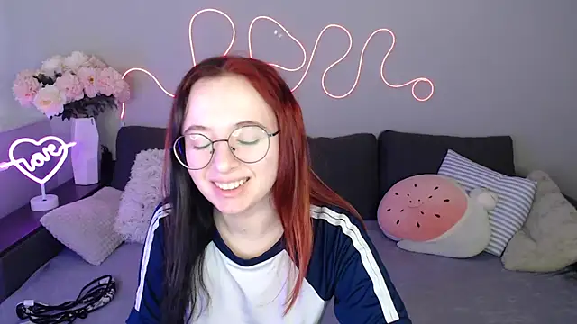 Snapshot of Mini_Diva chatting on 11.08.25 Mini Diva online show from 11.08.25