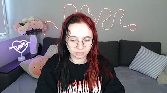 Snapshot of Mini_Diva chatting on 11.11.25 Mini Diva online show from 11.11.25