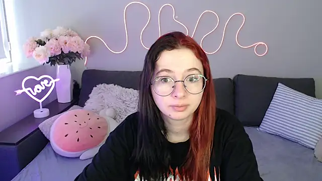 Snapshot of Mini_Diva chatting on 11.14.25 Mini Diva online show from 11.14.25