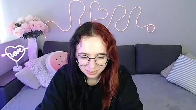 Snapshot of Mini_Diva chatting on 11.25.25 Mini Diva online show from 11.25.25