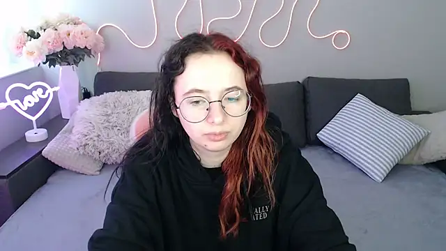 Snapshot of Mini_Diva chatting on 11.26.25 Mini Diva online show from 11.26.25