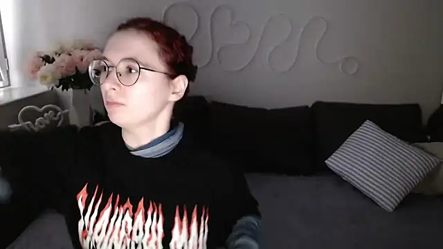 Snapshot of Mini_Diva chatting on 11.28.25 Mini Diva online show from 11.28.25