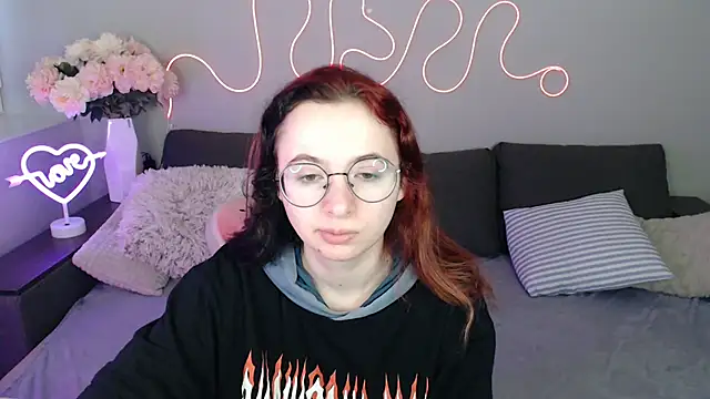 Snapshot of Mini_Diva chatting on 11.30.25 Mini Diva online show from 11.30.25