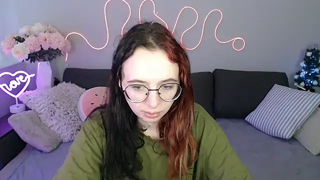 Snapshot of Mini_Diva chatting on 12.19.25 Mini Diva online show from 12.19.25