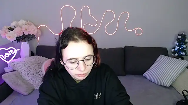 Snapshot of Mini_Diva chatting on 12.21.25 Mini Diva online show from 12.21.25