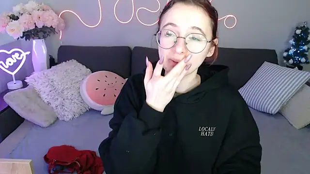 Snapshot of Mini_Diva chatting on 12.22.25 Mini Diva online show from 12.22.25