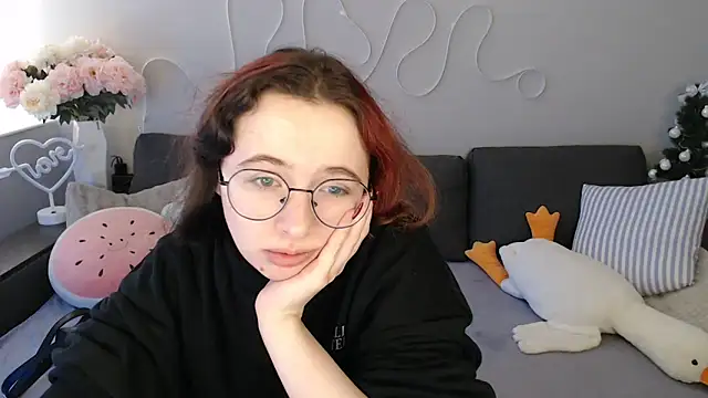 Snapshot of Mini_Diva chatting on 02.14.26 Mini Diva online show from 02.14.26