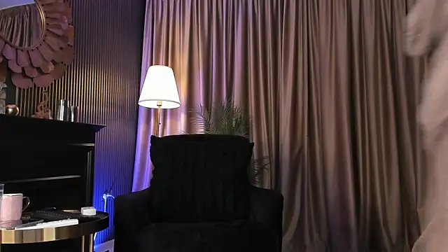 Snapshot of LovingBlondie chatting on 06.21.26 LovingBlondie online show from 06.21.26