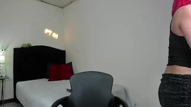 Snapshot of RedQueenMilf chatting on 03.07.25 RedQueenMilf online show from 03.07.25