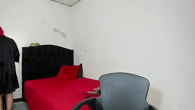 Snapshot of RedQueenMilf chatting on 03.14.25 RedQueenMilf online show from 03.14.25