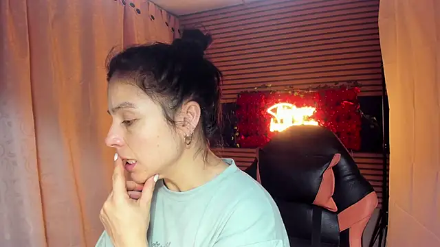 Snapshot of rosse_2504 chatting on 10.17.25 rosse 2504 online show from 10.17.25