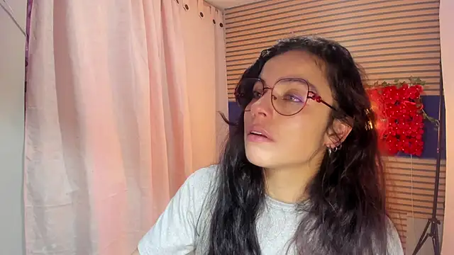 Snapshot of rosse_2504 chatting on 11.14.25 rosse 2504 online show from 11.14.25