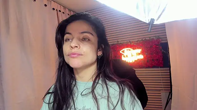 Snapshot of rosse_2504 chatting on 11.18.25 rosse 2504 online show from 11.18.25