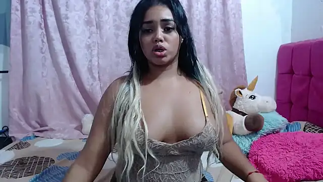 Snapshot of kiara_milf_ chatting on 03.21.25 kiara milf online show from 03.21.25