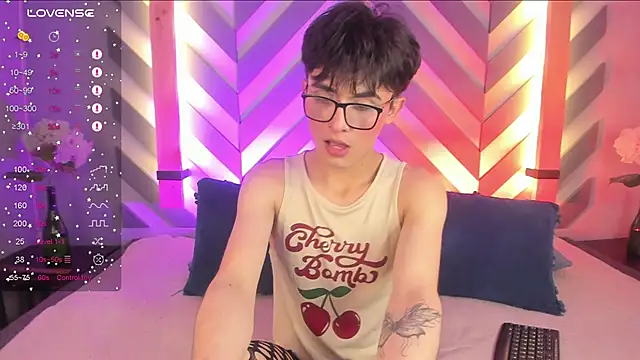 Snapshot of cherryy_boy chatting on 02.20.25 cherryy boy online show from 02.20.25