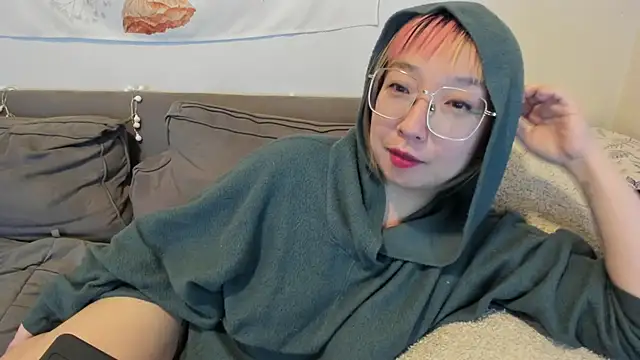 Snapshot of luxgray chatting on 12.21.24 luxgray online show from 12.21.24