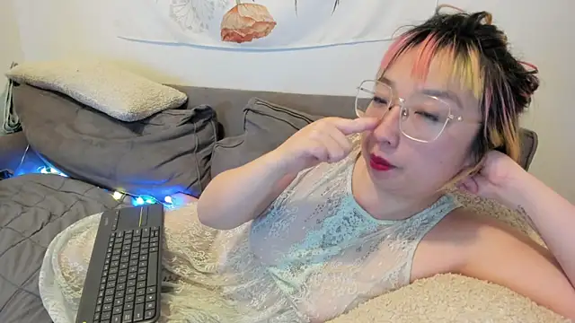 Snapshot of luxgray chatting on 12.25.24 luxgray online show from 12.25.24