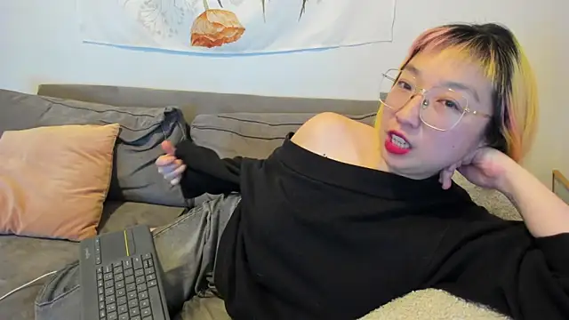 Snapshot of luxgray chatting on 01.18.25 luxgray online show from 01.18.25