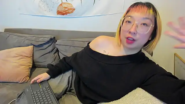 Snapshot of luxgray chatting on 01.18.25 luxgray online show from 01.18.25