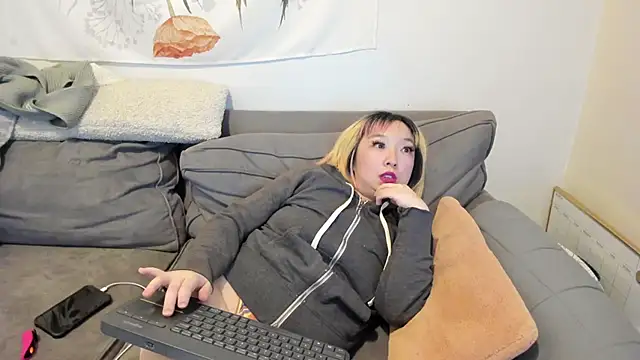 Snapshot of luxgray chatting on 02.16.25 luxgray online show from 02.16.25