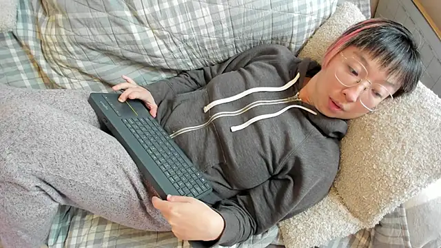 Snapshot of luxgray chatting on 10.14.25 luxgray online show from 10.14.25