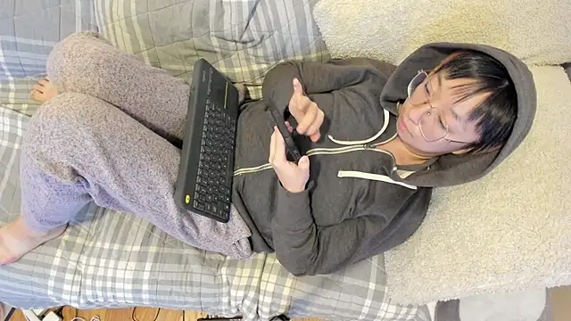 Snapshot of luxgray chatting on 10.16.25 luxgray online show from 10.16.25