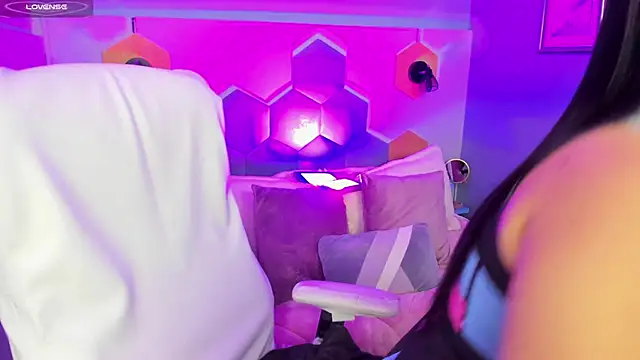 Hanna  Becker  online show from 01.24.25