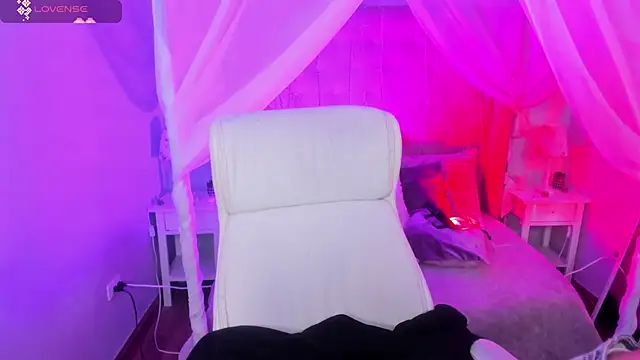 Hanna  Becker  online show from 02.26.25