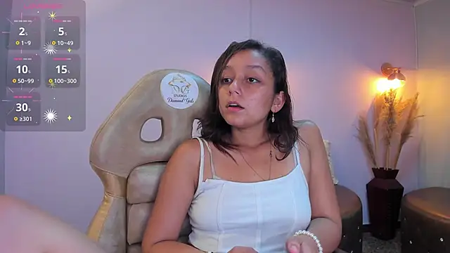Snapshot of katy_sweet19 chatting on 02.25.25 katy sweet19 online show from 02.25.25