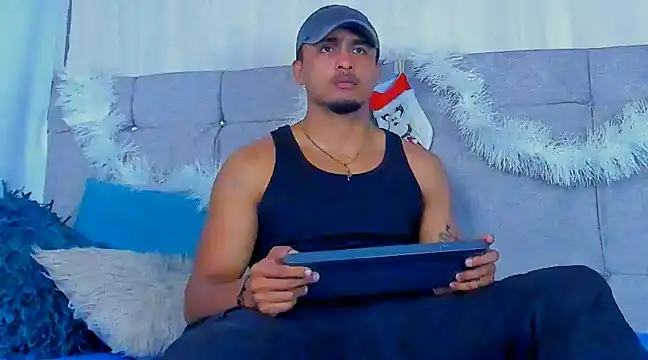 Snapshot of Mateo_Reales chatting on 12.19.24 Mateo Reales online show from 12.19.24