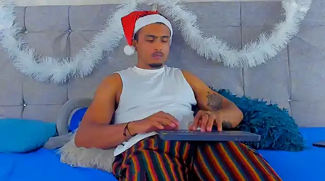 Snapshot of Mateo_Reales chatting on 12.21.24 Mateo Reales online show from 12.21.24