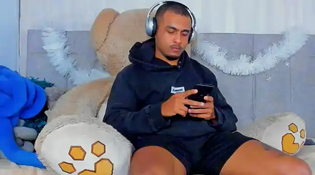 Snapshot of Mateo_Reales chatting on 12.30.24 Mateo Reales online show from 12.30.24