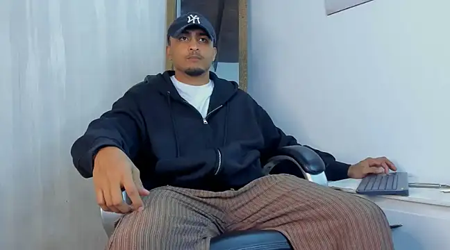 Snapshot of Mateo_Reales chatting on 02.26.25 Mateo Reales online show from 02.26.25