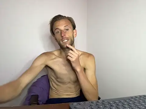 Snapshot of aquilesmade chatting on 10.28.25 aquilesmade online show from 10.28.25