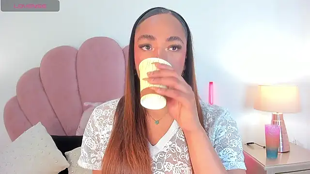 Nicole Paradise online show from 02.02.26