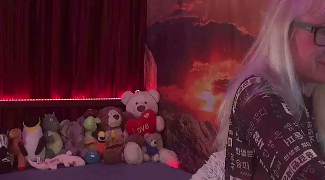 Snapshot of MoniCutex chatting on 12.14.24 MoniCutex online show from 12.14.24