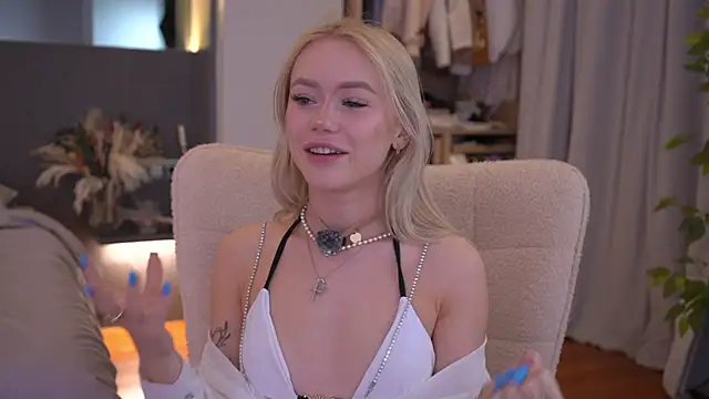 Snapshot of LexieLoree chatting on 04.06.26 LexieLoree online show from 04.06.26