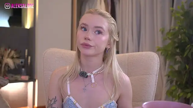 Snapshot of LexieLoree chatting on 04.25.26 LexieLoree online show from 04.25.26