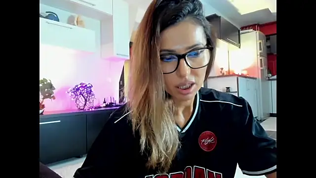 Snapshot of MissSmiley26 chatting on 10.10.25 MissSmiley26 online show from 10.10.25