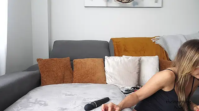 Snapshot of thewestwingxxxxx chatting on 03.22.25 thewestwingxxxxx online show from 03.22.25