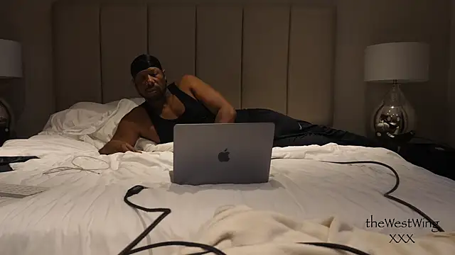 Snapshot of thewestwingxxxxx chatting on 09.13.25 thewestwingxxxxx online show from 09.13.25