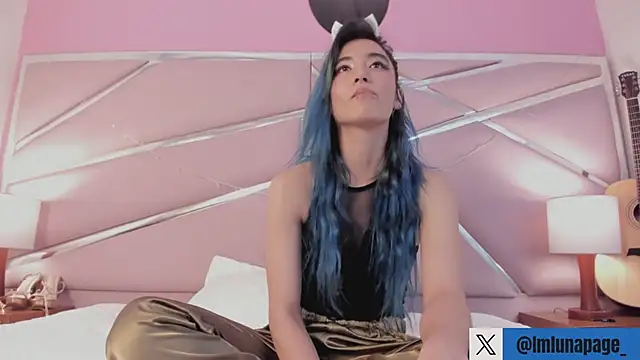 Snapshot of Lunapage chatting on 01.24.25 Lunapage online show from 01.24.25