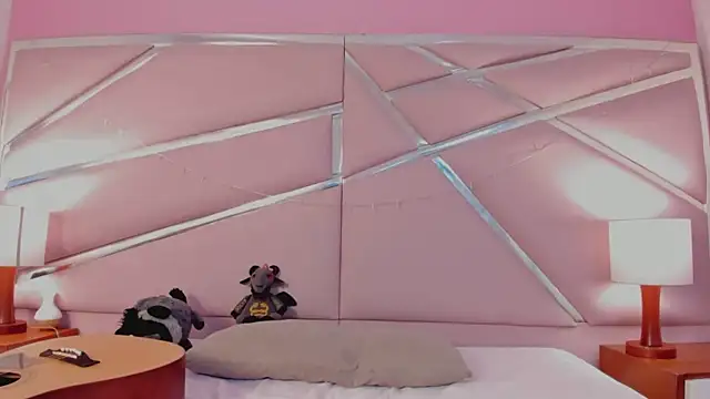 Snapshot of Lunapage chatting on 03.14.25 Lunapage online show from 03.14.25