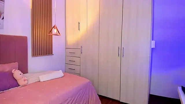 mia nevaeh online show from 12.13.25