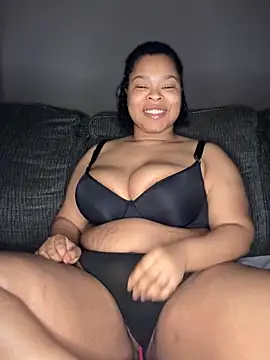 Snapshot of MissAriisback chatting on 11.21.25 MissAriisback online show from 11.21.25