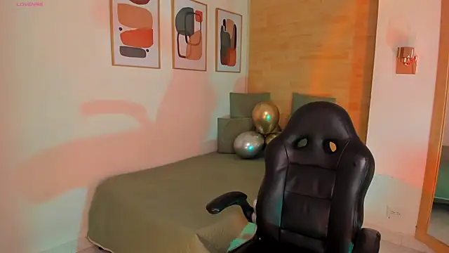 Snapshot of charlotte__grey chatting on 12.15.25 charlotte grey online show from 12.15.25