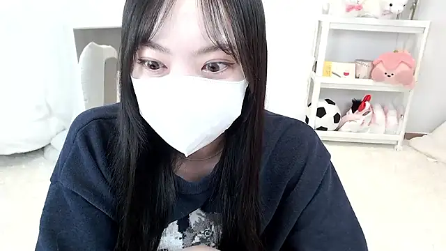 momo room online show from 04.25.26