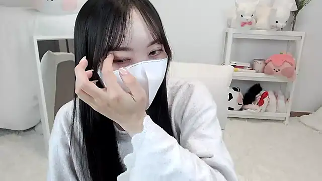 momo room online show from 05.04.26