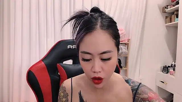 Snapshot of witch-39 chatting on 04.18.26 witch-39 online show from 04.18.26