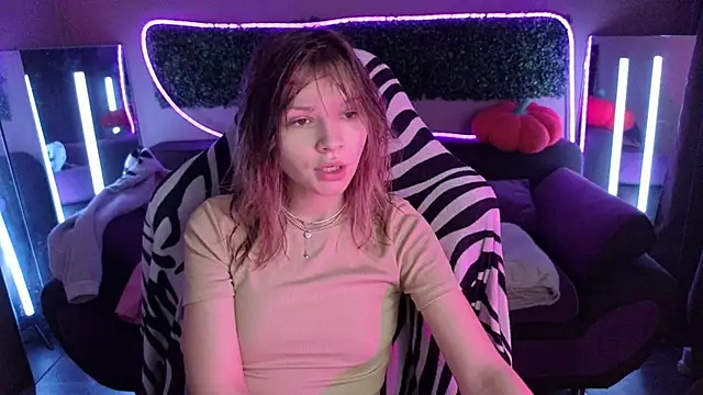 Snapshot of LitaBrom chatting on 11.18.25 LitaBrom online show from 11.18.25